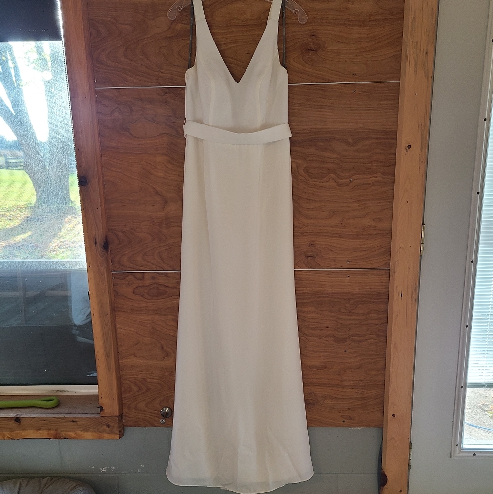 New! Vera Wang White Long V Neck Crepe Gown - 8 Bridal or Bridesmaid